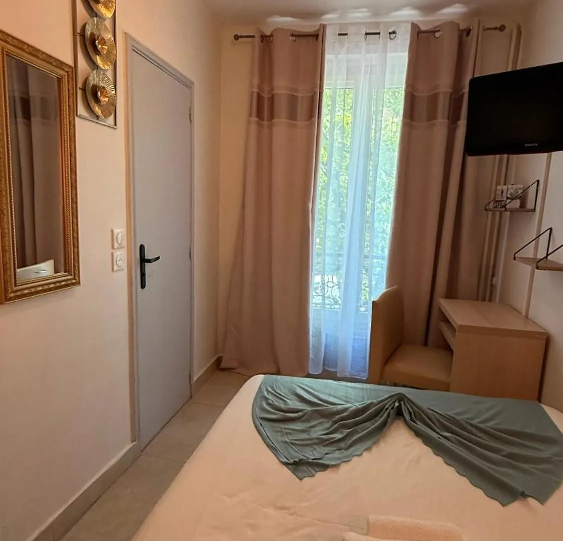 **  פריז Hotel De Choisy צרפת